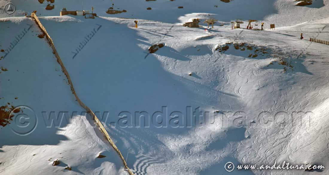 Telesilla Montebajo y Telesquí puente 2 cerrado y la pista negra Fuente del Tesoro cerradas, sólo para esquiadores experimentados