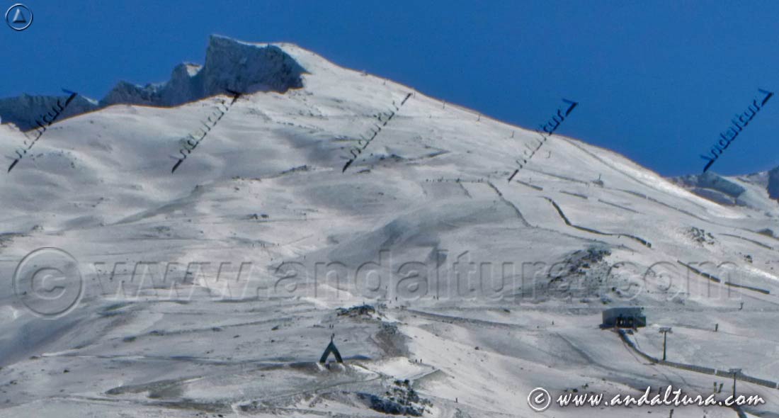 Monumento a la Virgen de las Nieves y Telesilla Virgen de las Nieves en la ladera que desciende entre el Valle de Monahcil y el Barranco de San Juan