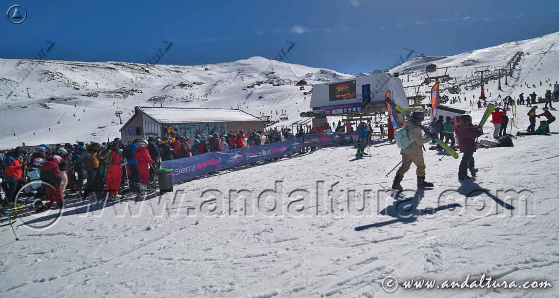El Mamotreto del nuevo Telesilla Emile Allais junto al antiguo Telesilla Borreguiles, al fondo el Veleta