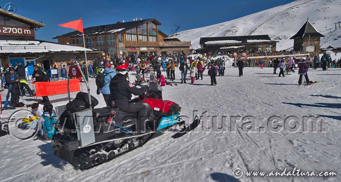 Trabajadores de Cetursa en moto de nieve