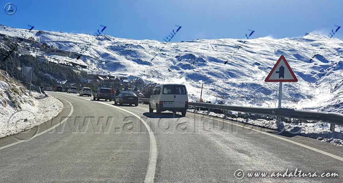 Aglomeraciones. colapsos y retenciones los fines de semana en los accesos a la Estación de Esquí Sierra Nevada