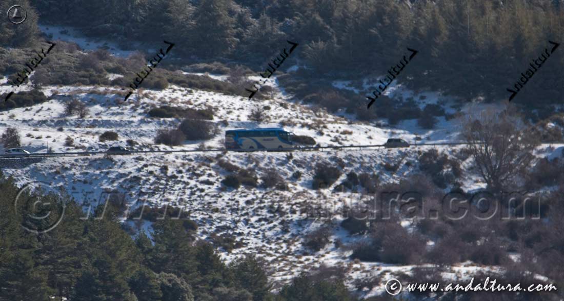 Alta densidad de tráfico en al carretera A-395 de Granada a la Estación de Esquí Sierra Nevada principalmente los fines de semana