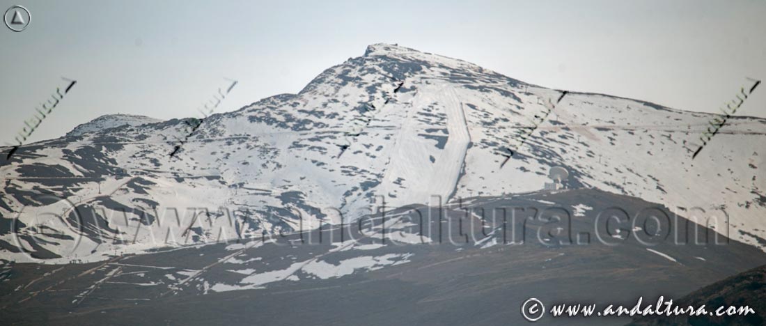 Veleta y Panderón del Veleta al finalizar las navidades, el 5 de enero de 2025 de la Estación de Esquí Sierra Nevada desde Granada
