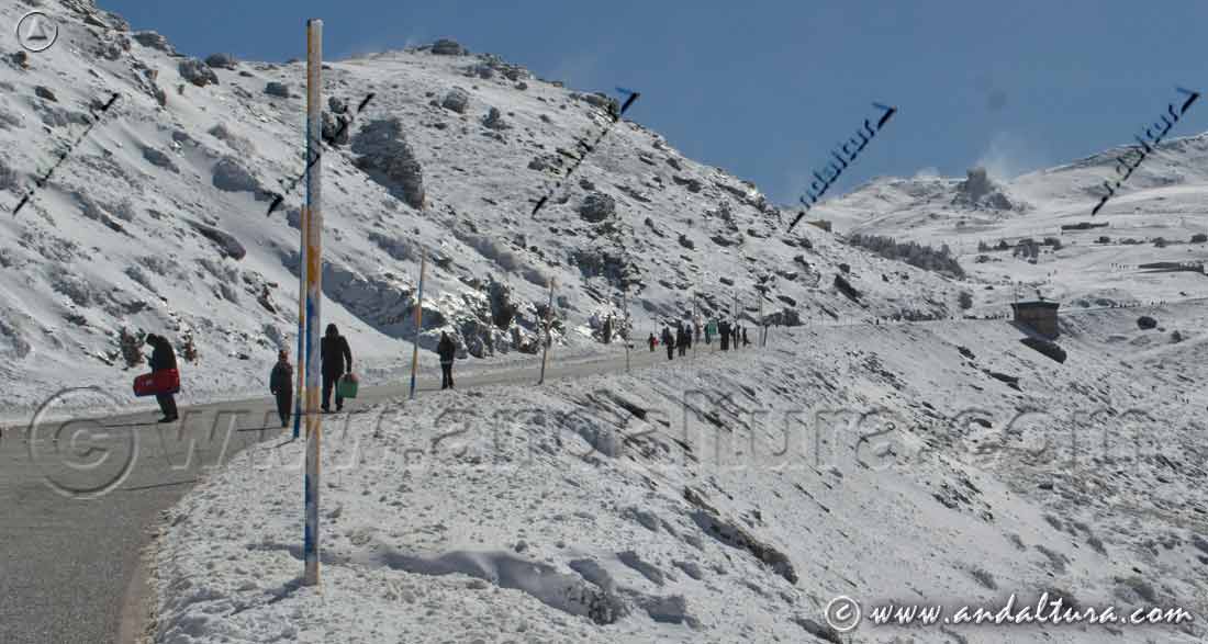 Visitantes andando por la Carretera A-395 cortada al tráfico de particulares desde PRadollano a la Hoya de la Mora