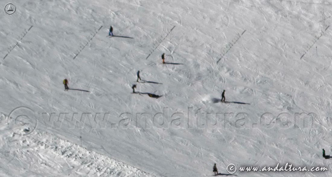 Esquiadores descendiendo por la amplia pista de El Río en la Estación de Esquí Sierra Nevada