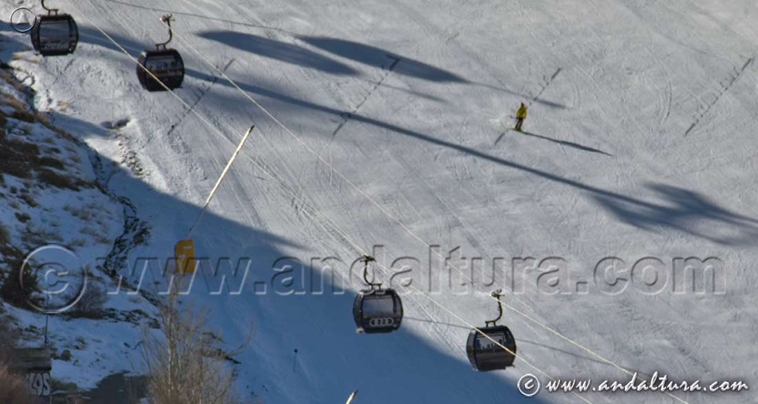 Telecabina Al-Ándalus sobre la recién pistada pista El Río - Estación de Esquí Sierra NEvada