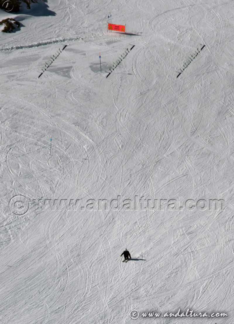 Esquiador en solitario por las pistas de Esquí de Sierra Nevada - pista Zahareña