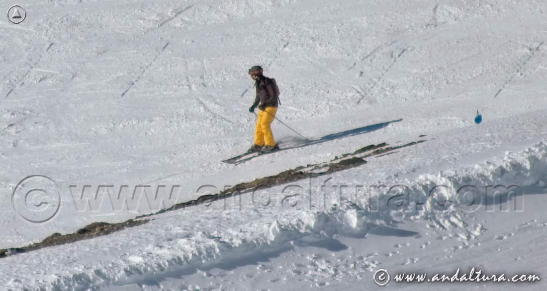 Esquiando en las pistas del Área Loma de Dílar - Estación de Esquí Sierra Nevada
