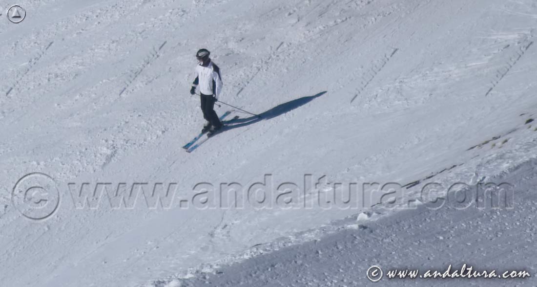 Esquiando en las pistas del Área Río Monachil en la Estación de Esquí y Montaña Sierra Nevada