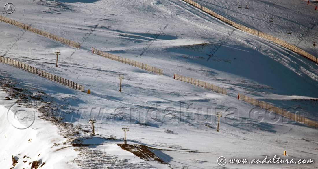 Parte alta del Telesquí Puente I y paravientos de las pistas de competición del Área Loma de Dílar