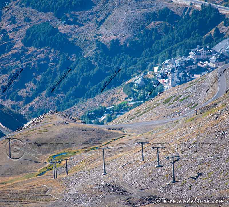 Laguna en el Valle de Monachil , Telesilla Stadium y Pradollano, urbanización de la Estación de Esquí Sierra Nevada