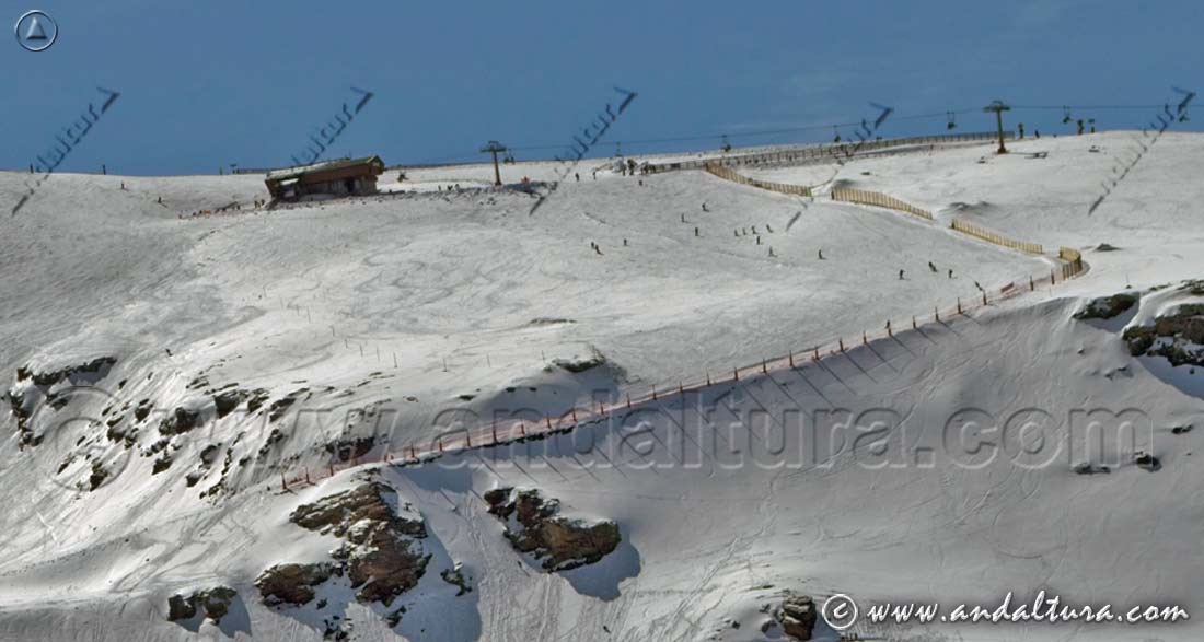Pista Cecilio uniendo el Telesilla Monachil en el Ára Loma de Dílar con el Área Borreguiles