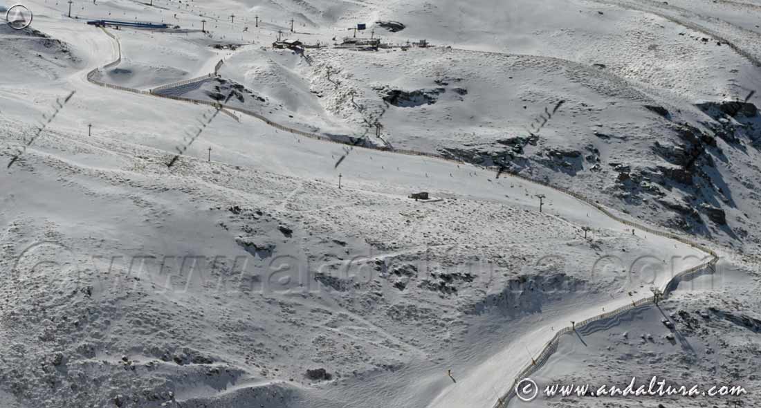 Descenso por la pista azul de la Pista Loma de Dílar, utilizada también por el Recorrido 4,6 km y por la Ruta de Esquí de Travesía por el Área Loma de Dílar
