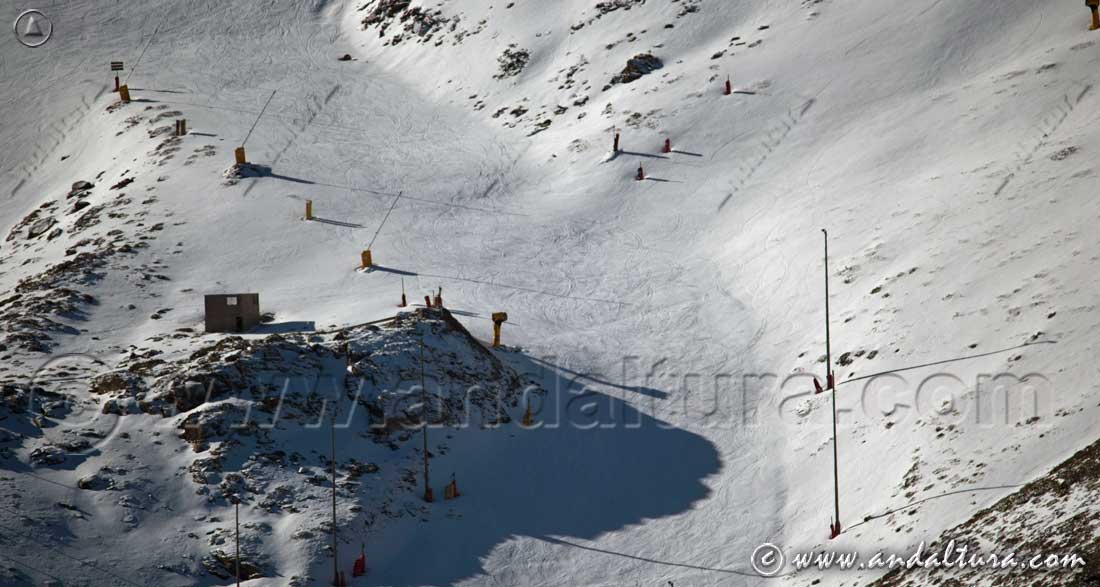 Pista Negra Tubo del Enebro con cañones de nieve artificial y la antigua iluminación de las pruebas internacionales