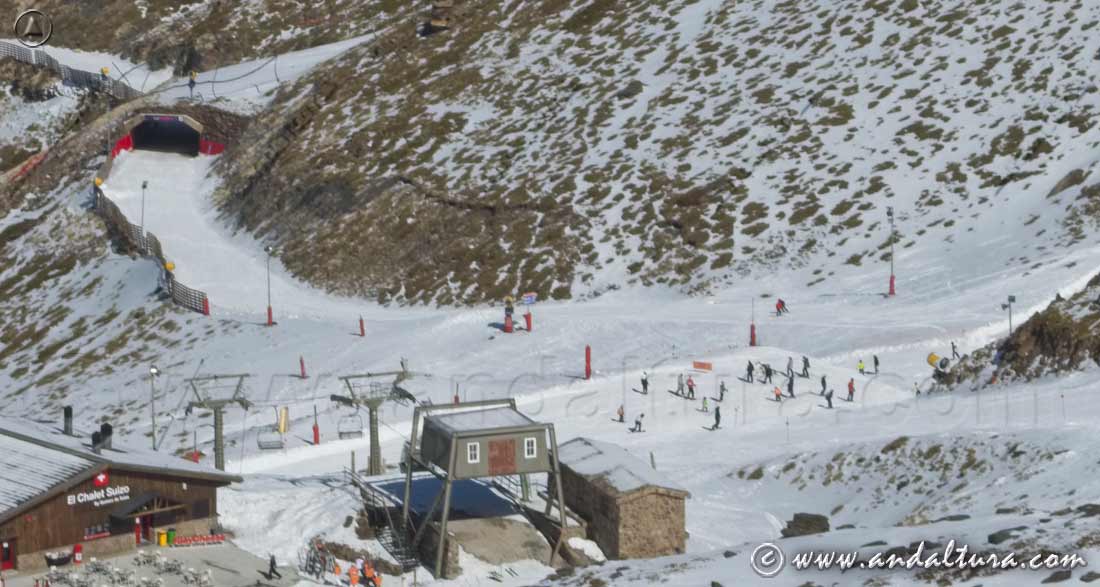 Pistas La Playa, El Río, Maribel y universitaria en las inmediaciones del antiguo Telesilla Genil- vestigios del pasado de la Estación de Esquí Sierra Nevada