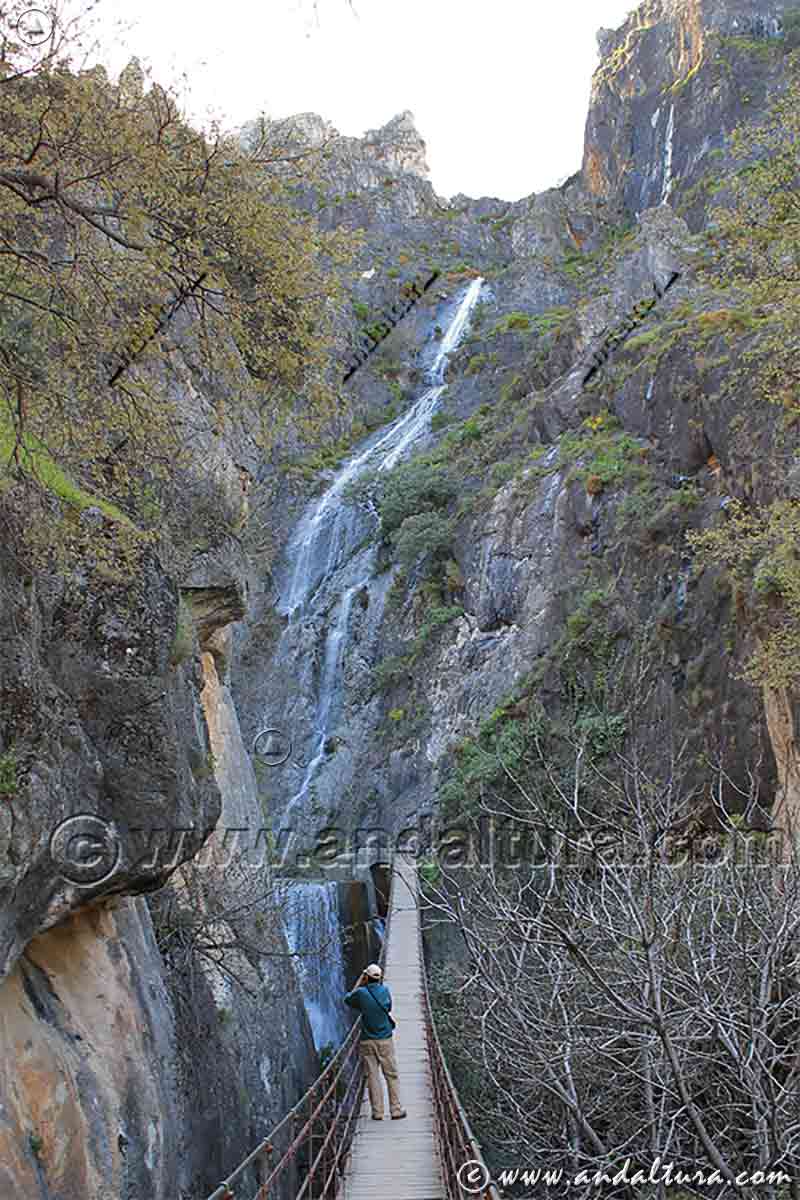 Cascadas en los Cahorros de Monachil y Puente colgante