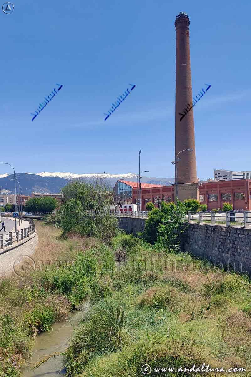 Río Monachil, Sierra Nevada desde Granada y Chimenea de la Fábrica de azucar Santa Juliana