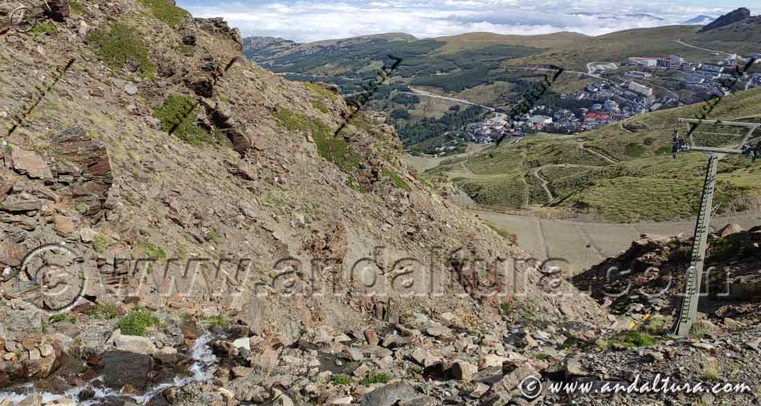 Río Monachil y pista de esquí El Río, al fondo Pradollano