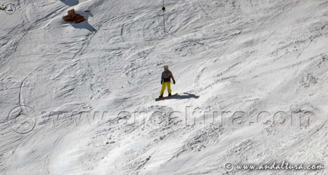 Snoqboarders en las pistas de esquí del Área Loma de Dilar en la Estación de Esquí Sierra Nevada