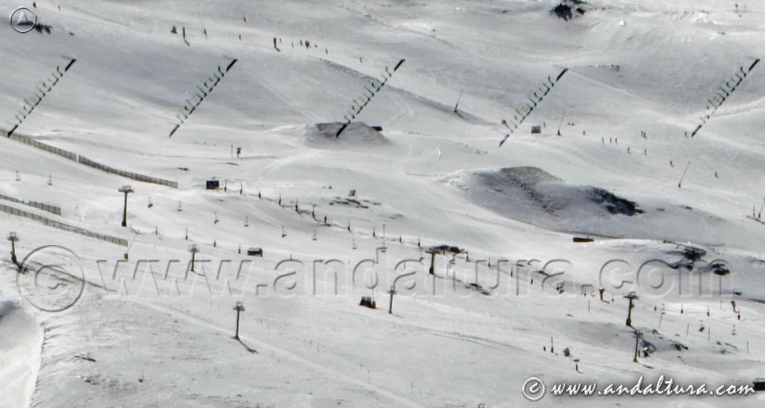 Pistas de Esquí de la Estación de Esquí Sierra Nevada junto al Superparque Sulayr en el Área Loma de Dílar