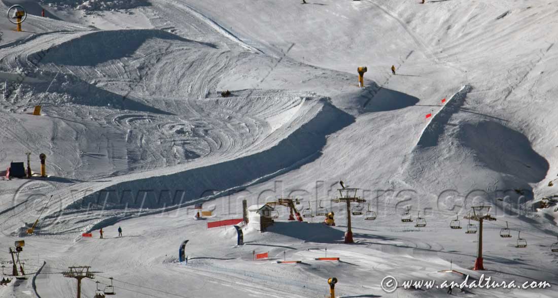 Telesilla Loma Dílar y el sector del Superparque Sulayr ideal para principiantes en la Estación de Esquí Sierra Nevada