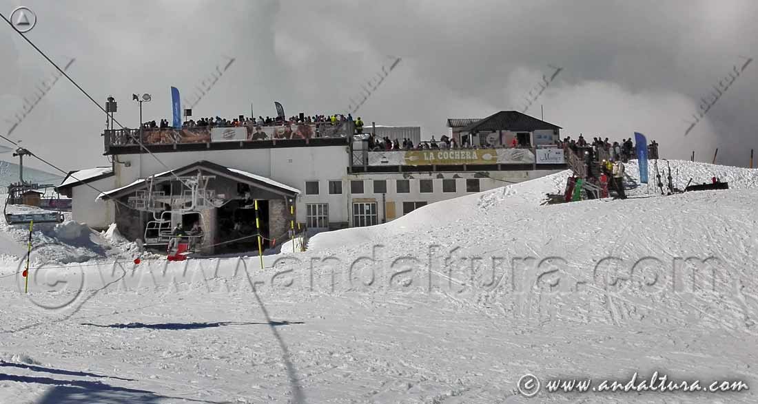 Concierto al aire libre en las pistas de la Estación de Esquí Sierra Nevada, en la terraza de las instalaciones del Área Loma de Dílar, encima del Telesilla Montebajo