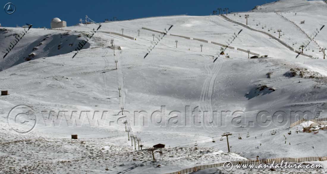 Área Loma de Dílar con los Telesilla Jara, Montebajo y los Telesquí Puente I y II en la Estación de Esquí Sierra Nevada