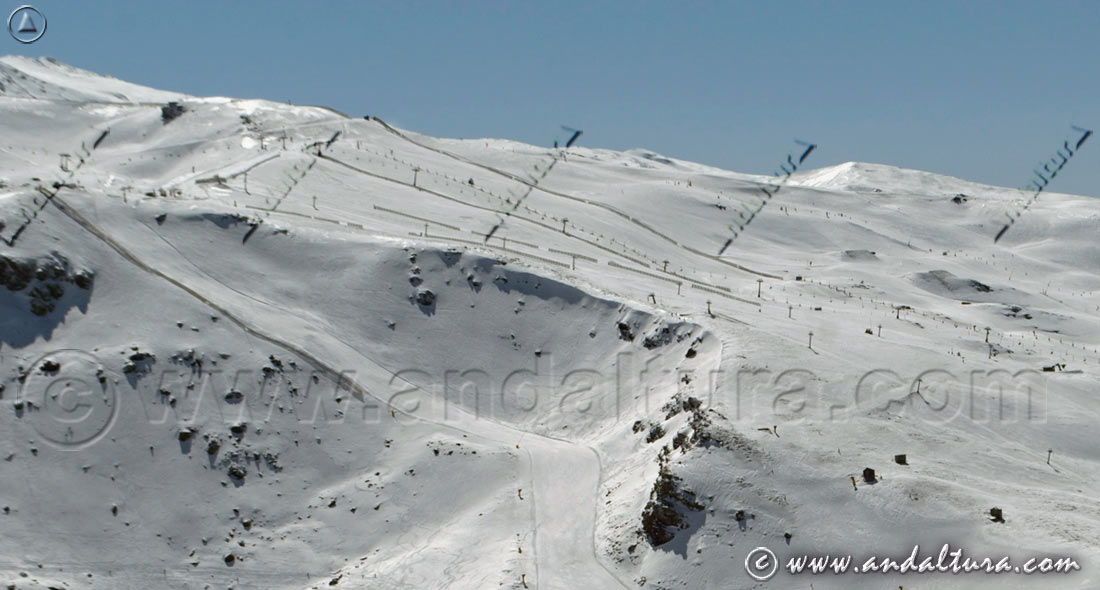 Paravientos y Telesquí Puente II en el Área Loma de Dílar sobre las pistas negras de la Estación de Esquí Sierra Nevada