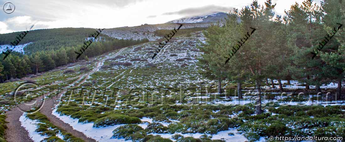 Pista en la Meseta de Prados Altos, al fondo el Chullo entre nubes