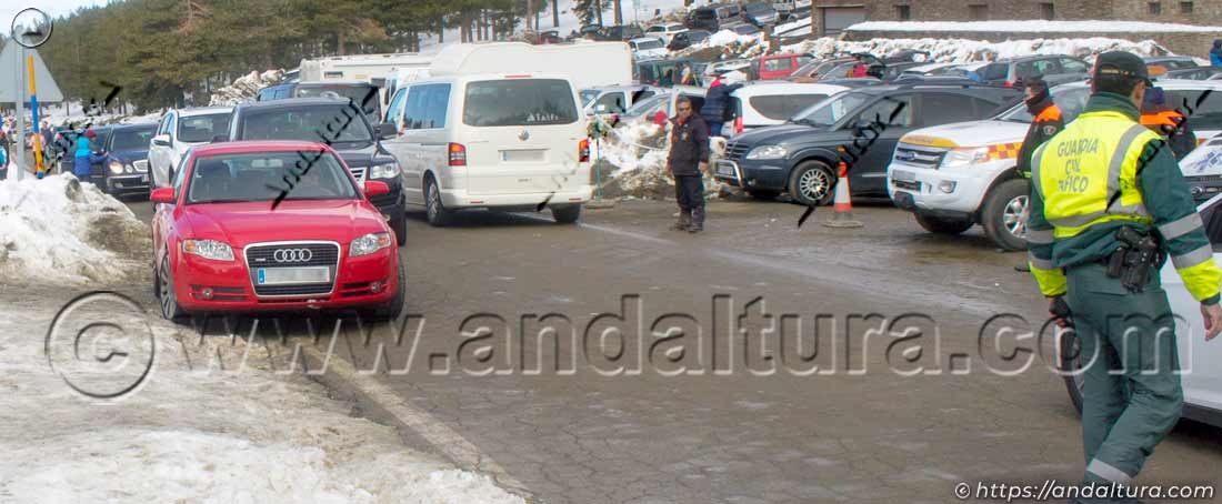 Aglomeración de tráfico los fines de semana tras las nevadas caidas en el Puerto de la Ragua
