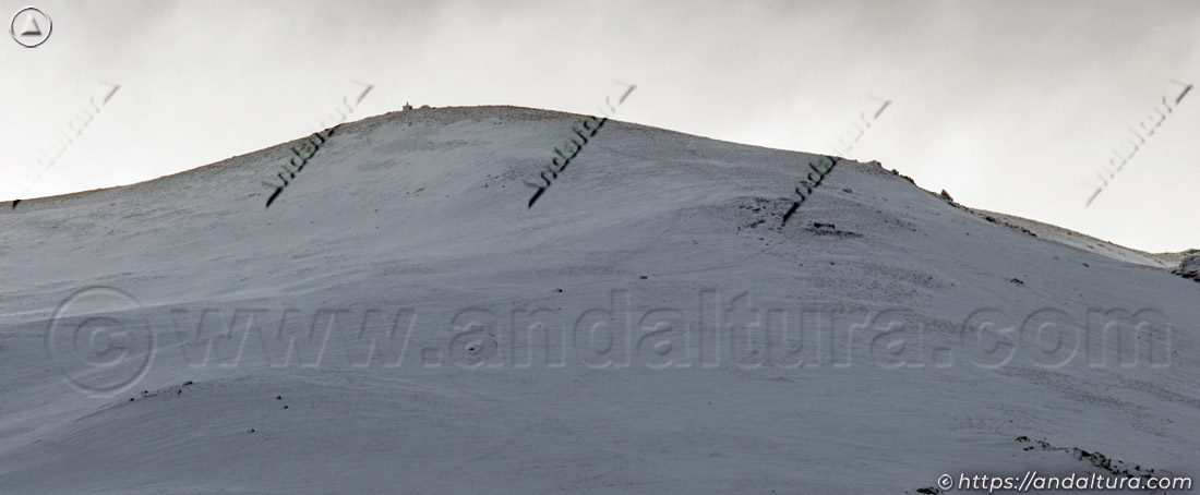 Vértice Geodésico Chullo y Refugío del Chullo en la ruta invernal desde el Puerto de la Ragua