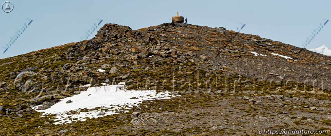 Senderista en la cota más alta de Almería: Chullo