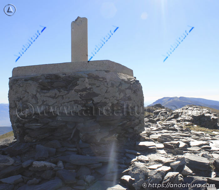 Vértice Geodésico Chullo y al fondo el Cerro del Almirez
