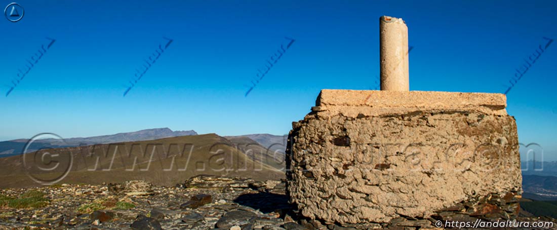 Vértice Geodésico Chullo y el Mulhacén y la Alcazaba