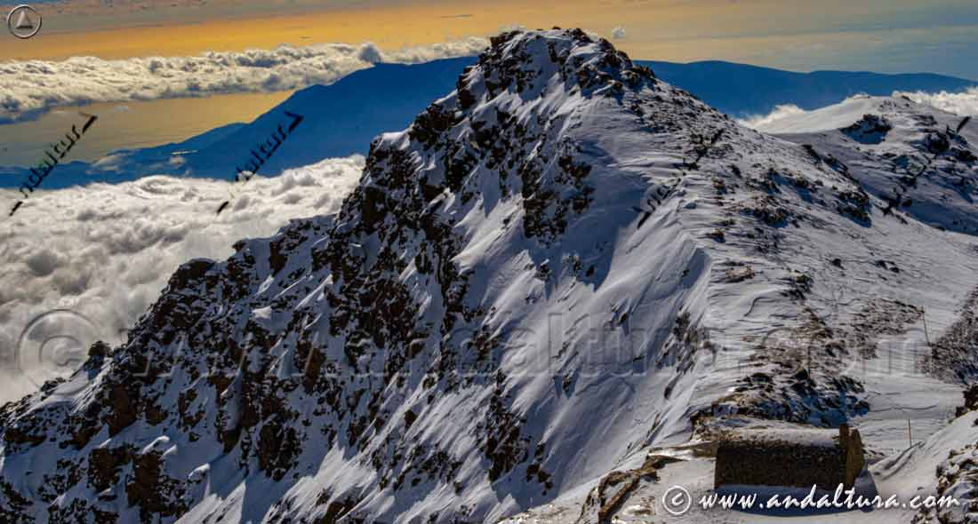 Atardeciendo sobre el refugio-vivac la carihuela - Sierra Nevada