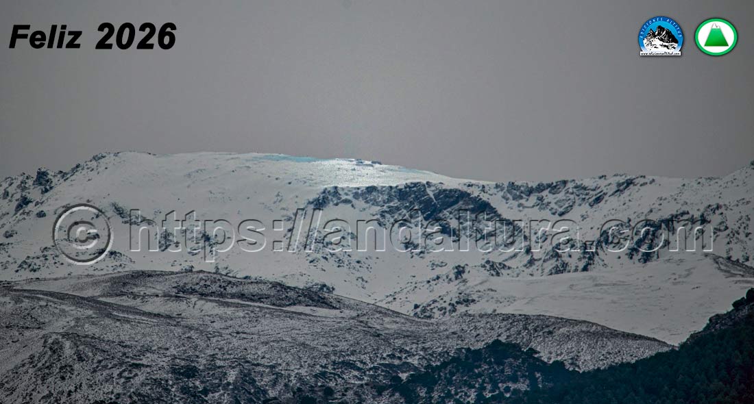 Primera nevada del invierno de 2025 en las Altas Cumbres de Sierra Nevada vista desde Granada.