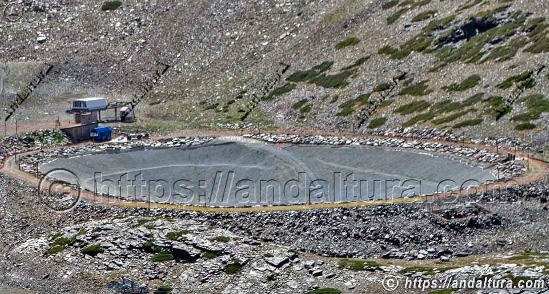 Trabajos para evitar filtraciones en una de las lagunas artificiales para abastecer de agua a los cañones de nieve artificial de Sierra Nevada