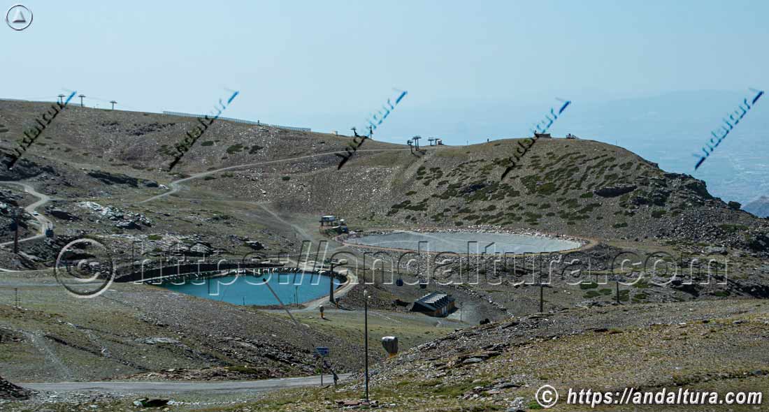 Lagunas artificiales, una vacía para arreglar los problemas de filtraciones en Sierra Nevada