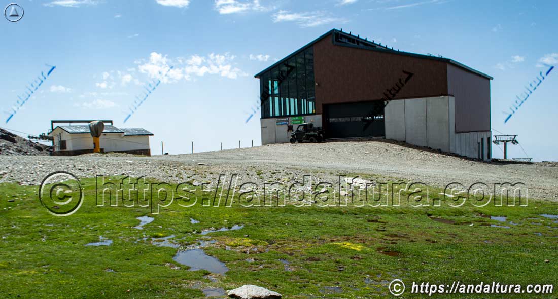 Láminas de agua en la Estación de Esquí Sierra Nevada, junto a las instalaciones de los remontes