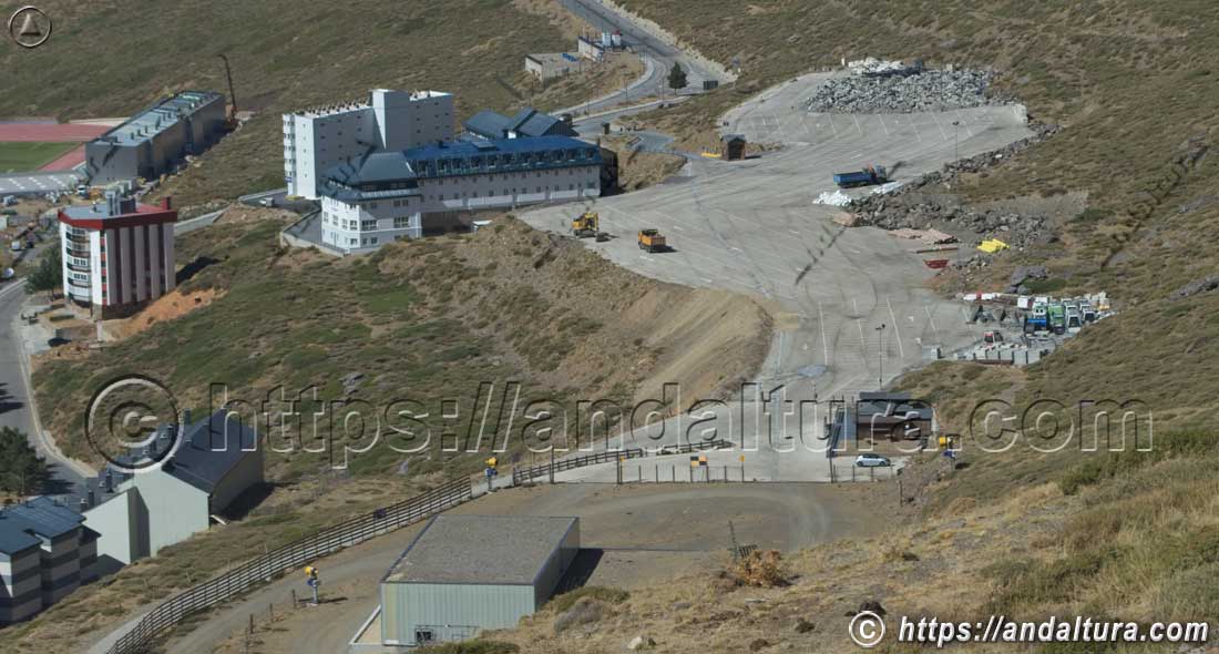 Aparcamiento de los Peñones, lugar multiusos en verano para los trabajos en la Estación de Esquí Sierra Nevada