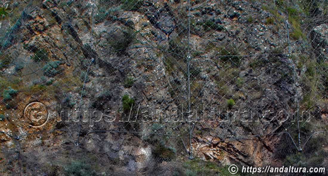 Trabajos en los taludes de la carretera de Sierra Nevada