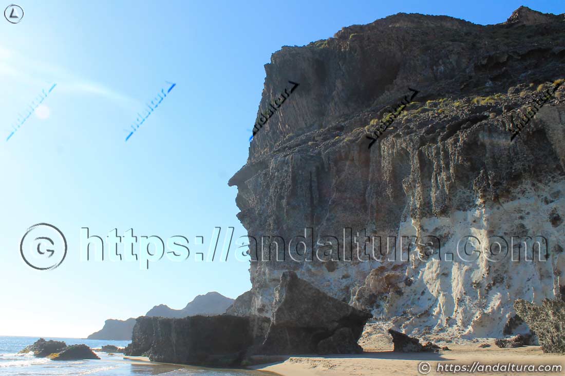acantilado-pareidolia-cala-chica Acantilado volcánico donde se aprecia la curiosa pareidolia