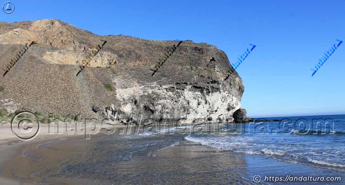 acantilado-volcanico-cala-chica-del-barronal Acantilado volcánico junto a Cala Chica del Barronal