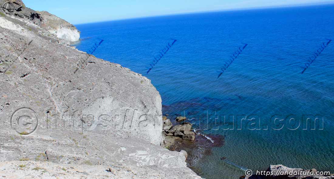 Acantilados volcánicos junto al acceso de Cala Príncipe en el Barronal
