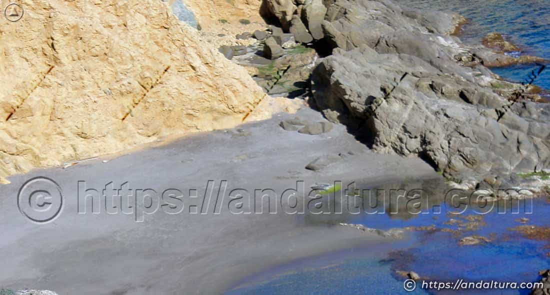 Detalle de los acantilados volcánicos de Cala de los Amarillos con tonalidades amarillas y ocres