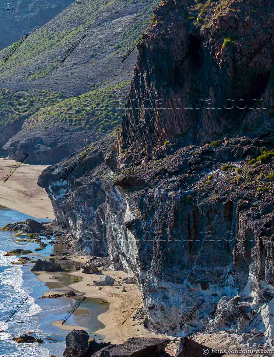 Acantilados volcánicos entre Cala Chica y Cala Grande del Barronal junto al mar Mediterráneo