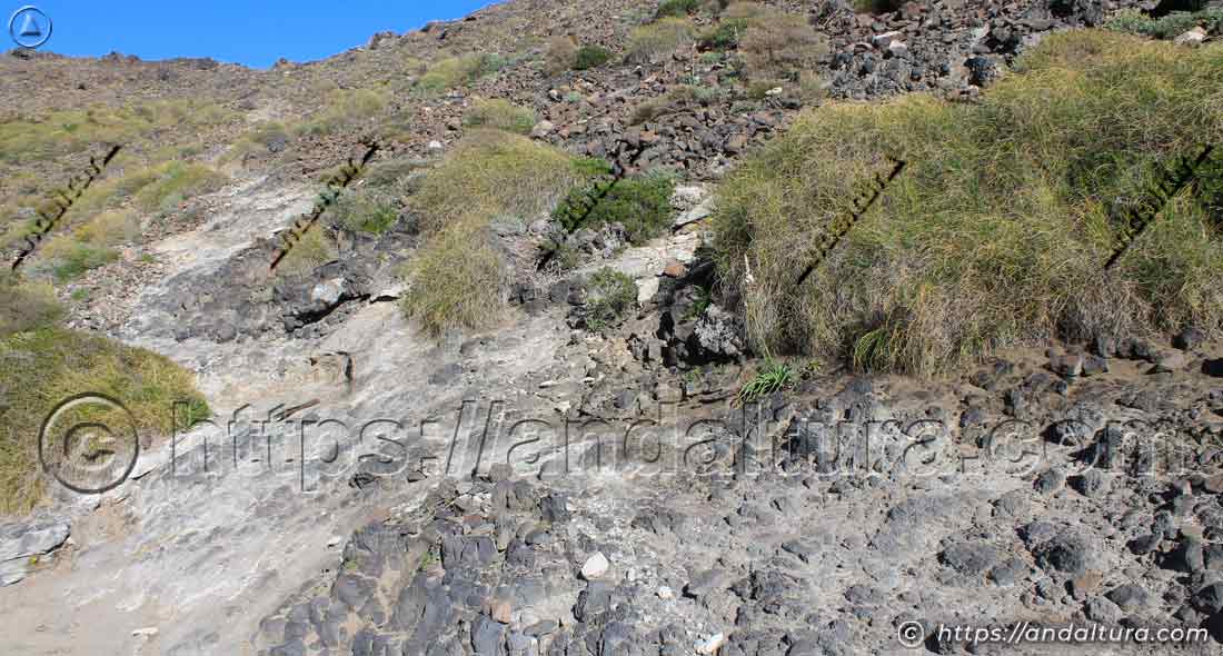 afloramientos-volcanicos-cala-chica-barronal Afloramientos volcánicos junto a Cala Chica del Barronal