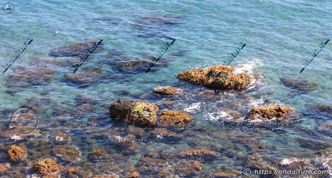 Aguas transparentes de Cala de los Amarillos ideales para practicar snorkel