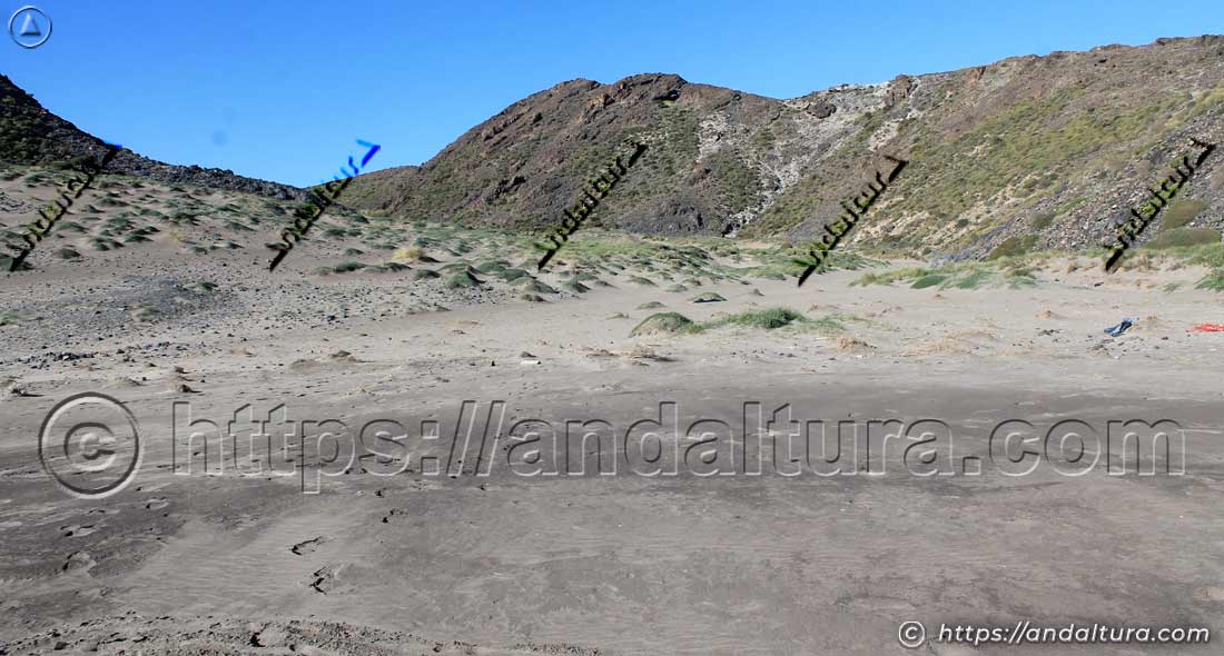 arena-dunas-cala-chica-barronal Arena y pequeñas dunas en la parte posterior de Cala Chica del Barronal