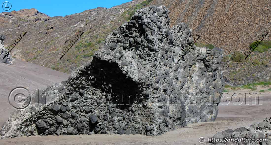 Brecha volcánica en el paso entre Cala Chica y Cala Grande del Barronal.
